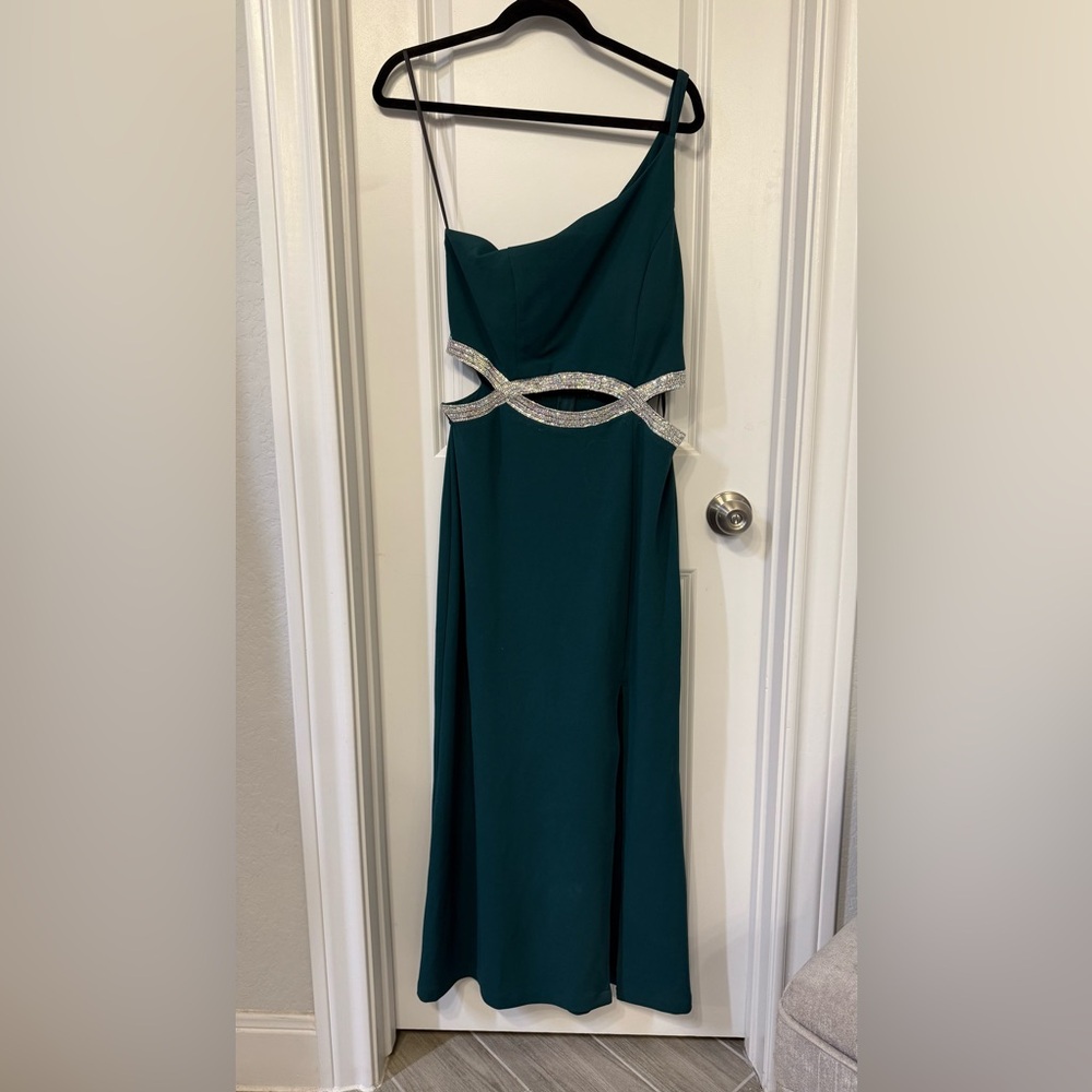 Elegant Green Strapless Dress with Silver Accents at midriff